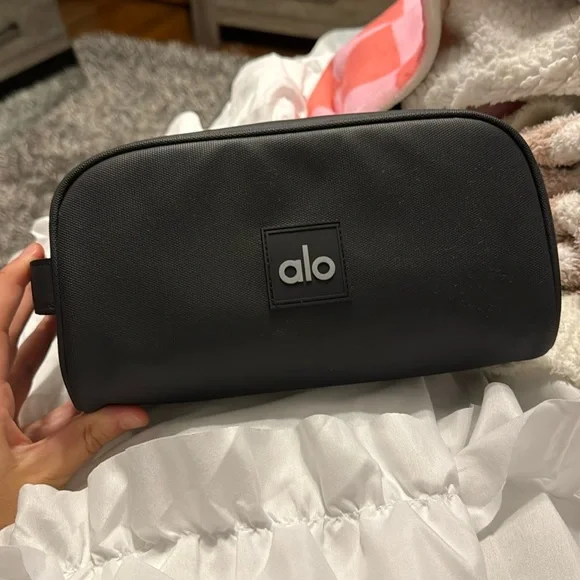 【ALO Yoga】ALL IN DOPP KIT ポーチ ブラック ALO Yoga | Accessories | Alo All In Dopp Kit | Poshmark
